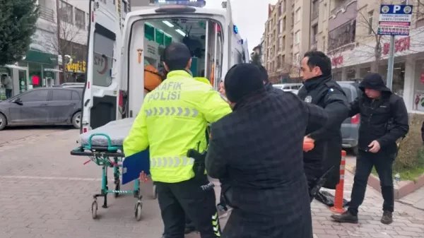 Tavşanlı Emet Caddesi trafik kazası olay yeri, devrilen 43 ADL 535 plakalı 3 tekerlekli elektrikli motosiklet ve polis ekipleri