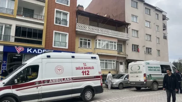 Kütahya Tavşanlı Kuruçay Caddesi'nde 4. kattan düşerek hayatını kaybeden 48 yaşındaki Özgür Ö.'nün olay yeri görüntüleri.