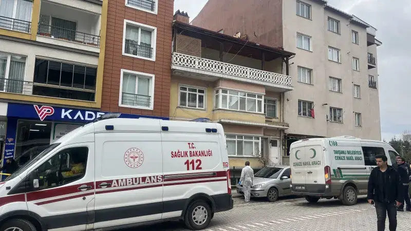Kütahya Tavşanlı Kuruçay Caddesi'nde 4. kattan düşerek hayatını kaybeden 48 yaşındaki Özgür Ö.'nün olay yeri görüntüleri.
