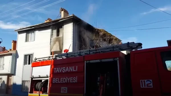 Tavşanlı Bağlık Mahallesi’nde 3 katlı binada çıkan yangına itfaiye müdahalesi