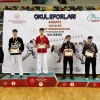 Balıkesir'deki karate şampiyonasında altın madalya kazanan Tavşanlı Belediyesi Spor Kulübü sporcuları Elizan Sağlam ve Eymen Sayan madalyalarıyla birlikte.