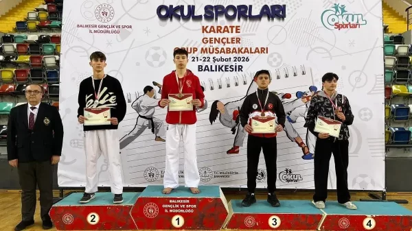 Balıkesir'deki karate şampiyonasında altın madalya kazanan Tavşanlı Belediyesi Spor Kulübü sporcuları Elizan Sağlam ve Eymen Sayan madalyalarıyla birlikte.