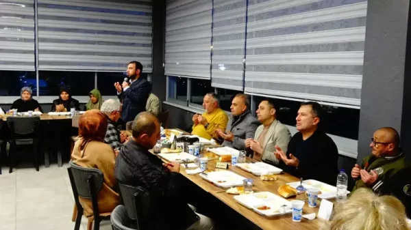 Tavşanlı Beyazay Derneği'nin Meteoroloji Sosyal Tesisleri'nde düzenlediği iftar programında bir araya gelen engelli vatandaşlar ve protokol üyeleri.