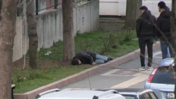Tavşanlı Emet Caddesi'nde kaldırımda hareketsiz yatan şahsa olay yerine gelen polis ve 112 acil sağlık ekiplerinin müdahale anı