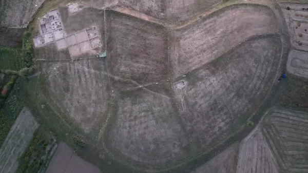 Tavşanlı Höyük kazı alanı ve arkeolojik bulgular hakkında bilgilendirici haber görseli