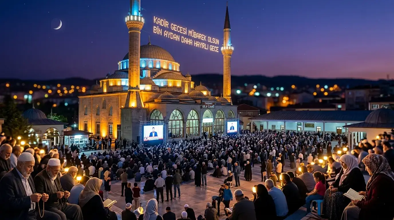 Kütahya Tavşanlı Ulu Camii’nde Kadir Gecesi programı için ışıklandırılmış minareler, Mahya ışıkları ve dua eden cemaati temsil eden dini görsel.