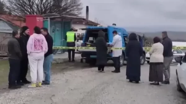 Bursa Harmancık Akpınar Mahallesi'nde bir kişinin hayatını kaybettiği ve iki kişinin ağır yaralandığı bıçaklı kavga sonrası jandarma ve sağlık ekiplerinin olay yeri incelemesi.