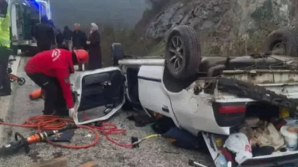 Kütahya-Balıkesir karayolu Dursunbey istikametinde direksiyon hakimiyetini kaybederek takla atan ve ters dönen otomobile itfaiye ve sağlık ekiplerinin müdahalesi.