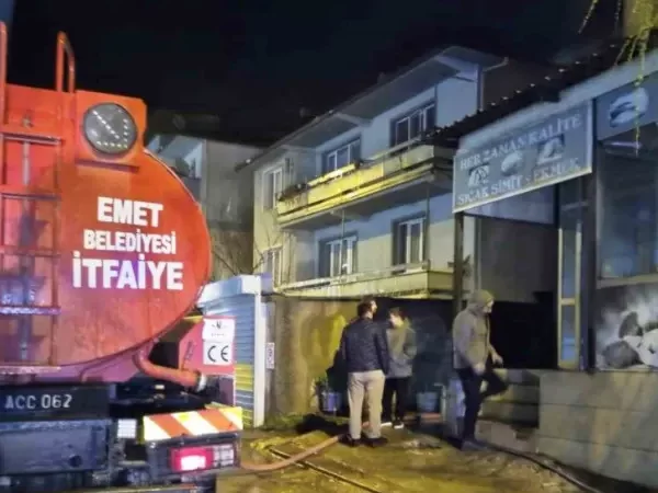 Kütahya Emet ilçesi Cumhuriyet Mahallesi'nde M.G.'ye ait fırın işletmesinin deposunda çıkan yangına müdahale eden Emet Belediyesi itfaiye ekiplerinin soğutma çalışmaları.