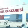 Kütahya Şehir Hastanesi merdiven boşluğunda biriken çok sayıda sigara izmariti ve vatandaşların hijyen ile yasak ihlaline gösterdiği sert tepkiyi yansıtan gerçek olay yeri görüntüsü.