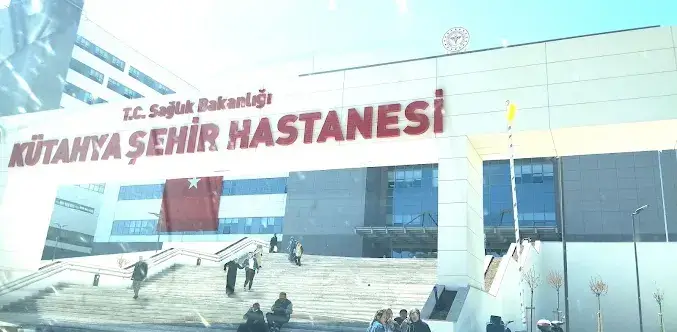 Kütahya Şehir Hastanesi merdiven boşluğunda biriken çok sayıda sigara izmariti ve vatandaşların hijyen ile yasak ihlaline gösterdiği sert tepkiyi yansıtan gerçek olay yeri görüntüsü.