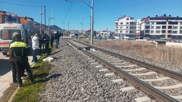 Kütahya'da Balıkesir seferini yapan yolcu treninin önüne atlayan kadın olayında polis, itfaiye ve sağlık ekiplerinin olay yeri incelemesi.