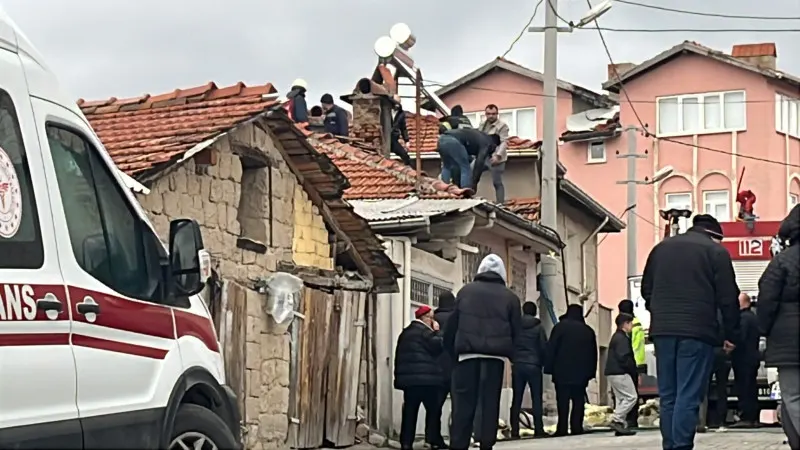 Tavşanlı Beyköy Mahallesi'nde Celal Çakır'a ait evde çıkan yangına bahçe hortumlarıyla müdahale eden mahalle sakinleri ve söndürme çalışması yapan itfaiye ekipleri.