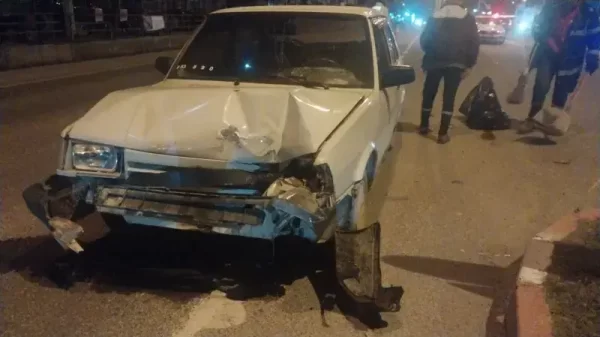 Kütahya Tavşanlı çevreyolu Sadık Penbe kavşağında meydana gelen ve iki otomobilin çarpıştığı trafik kazası olay yeri görüntüsü