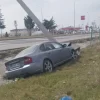 Kütahya Tavşanlı Çukurköy Sanayi Kavşağı mevkisinde yoldan çıkarak beton elektrik direğine şiddetle çarpan ve ağır hasar alan otomobilin olay yeri kaza görüntüsü.