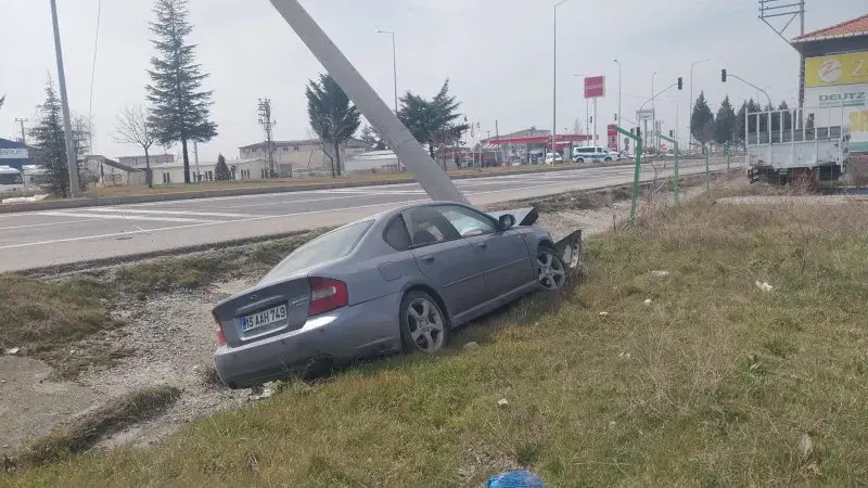 Kütahya Tavşanlı Çukurköy Sanayi Kavşağı mevkisinde yoldan çıkarak beton elektrik direğine şiddetle çarpan ve ağır hasar alan otomobilin olay yeri kaza görüntüsü.