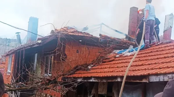 Kütahya Tavşanlı Eşen köyünde Ahmet Ö.'ye ait yanan eve müdahale eden Tavşanlı Belediyesi İtfaiye ekiplerinin olay yeri soğutma çalışmaları.