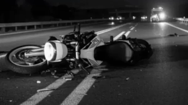 Kütahya Tavşanlı'da aniden yola çıkan köpeğe çarpan motosiklet kazasının olay yeri ve 112 Acil sağlık ekiplerinin yaralılara müdahalesi.