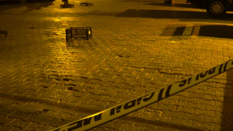 Tavşanlı Moymul Mahallesi Taşkent Parkı'nda araç alım satımı husumeti nedeniyle çıkan ve 2 kişinin yaralandığı silahlı kavga sonrası polis ekiplerinin olay yeri incelemesi.