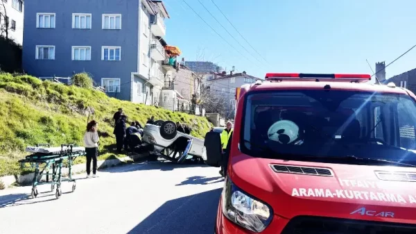 Kütahya Tavşanlı'da direksiyon hakimiyetini kaybederek takla atan otomobil ve olay yerine sevk edilen kurtarma ekipleri.