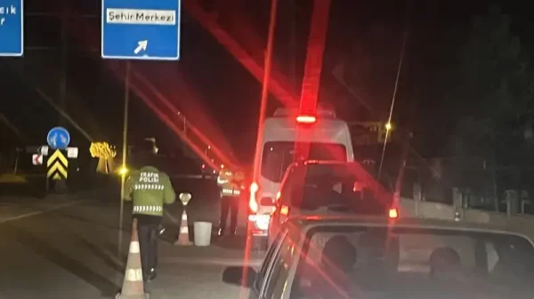 Kütahya Tavşanlı'da 2026 Ramazan Bayramı tatili öncesi jandarma ve polis ekipleri tarafından gerçekleştirilen sıkı trafik denetimi ve radar uygulaması.