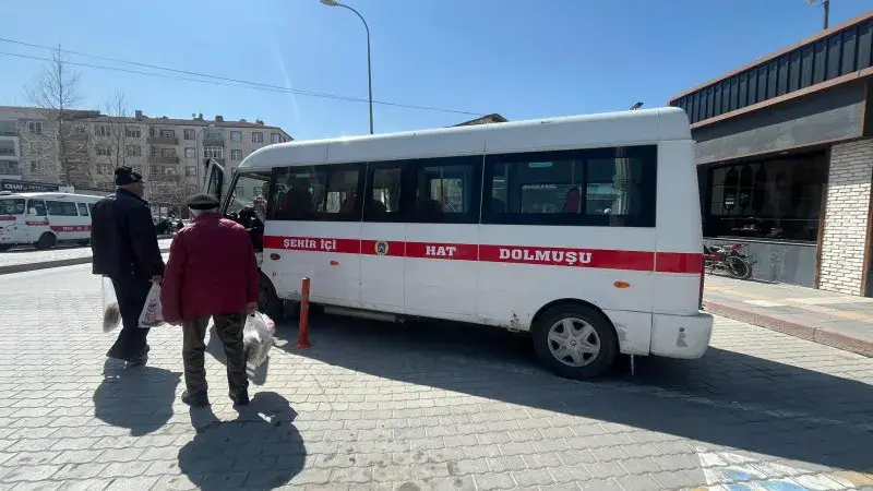 Tavşanlı’da şehir içi toplu taşıma ücretlerine zam sonrası dolmuş ve yolcu görüntüsü