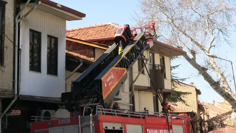 Kütahya Tavşanlı Ulucami Mahallesi Kütahya Caddesi'nde meydana gelen çatı yangını ve olay yerine müdahale etmeye çalışan itfaiye ekipleri.